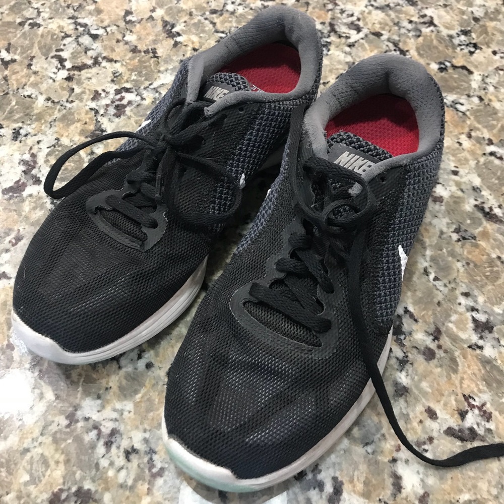 Black nike tennis shoes